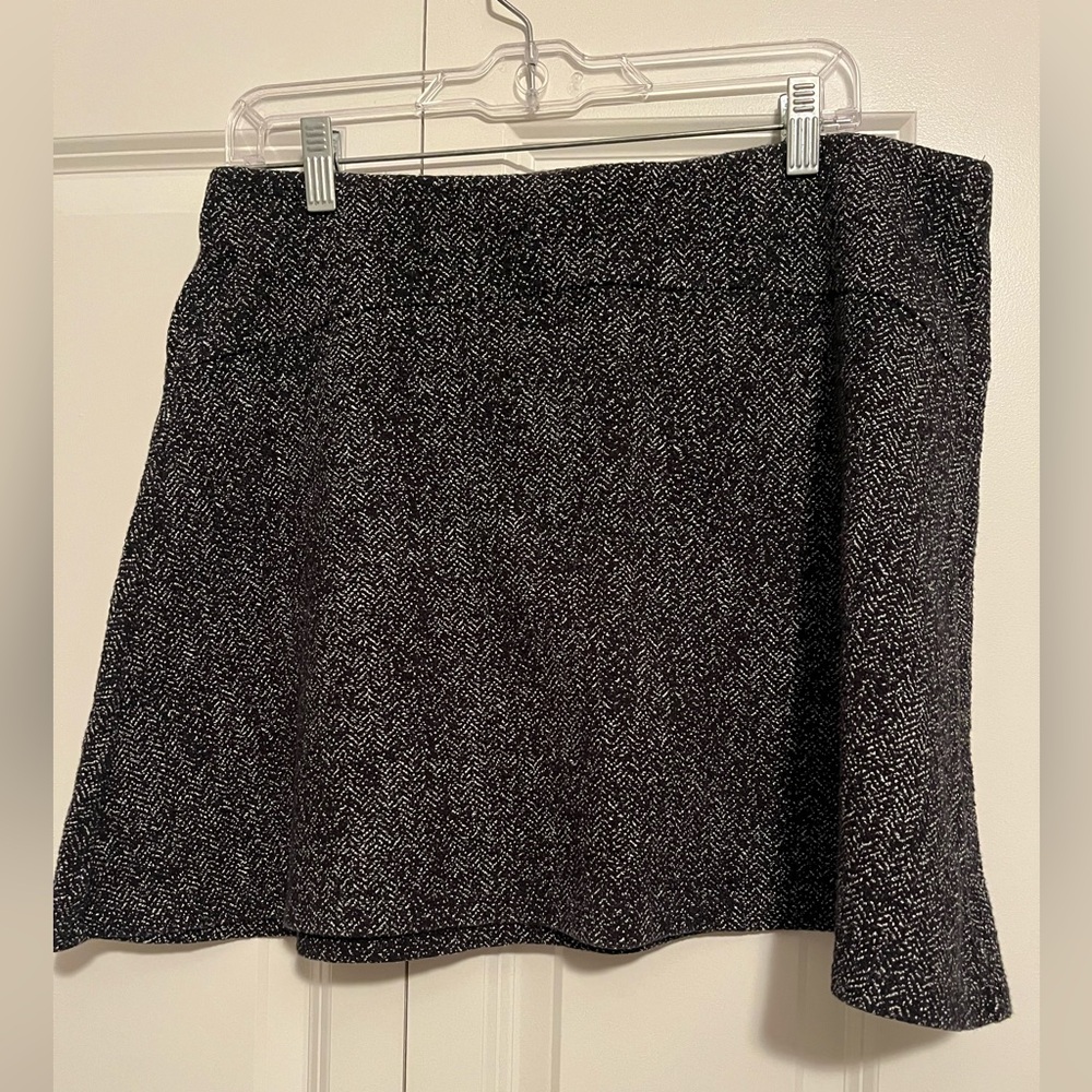Loft Women’s Houndstooth Black and White Mini Skirt